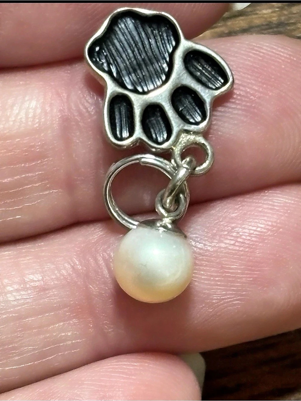 Vantel Pearls Paw Print Charm Silver & Peach